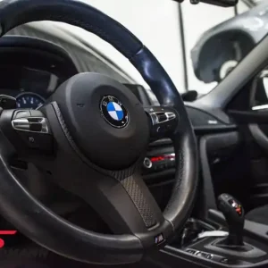 Aito hiilikuitua/alcantara-insertti urheiluohjauspyörän alkuperäiseen -BMW ///M Performance- ohjauspyörään. 32302231982 32 30 2 231 982 2231982 | Suoraan valmistajalta